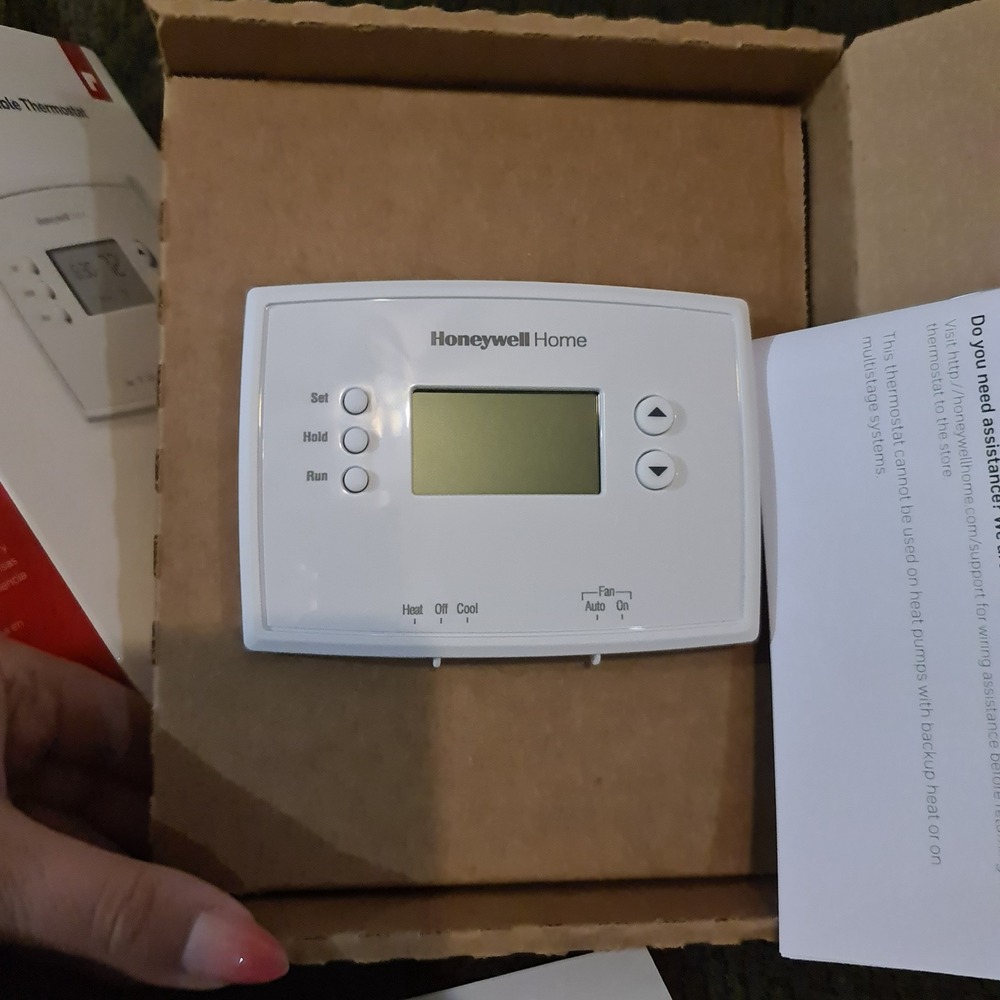 Honeywell Home RTH221B Programmable Thermostat 1 Week Basic Program - Open Box - Picture 5 of 6